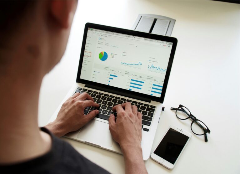 seo-vs-social-media-marketing-business-growth/